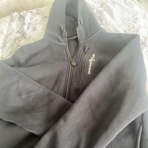 Sail racing  - Säljer min svarta sailracing hoodie, den är knappt använd och typ som ny. Passar folk som bär XS till M 