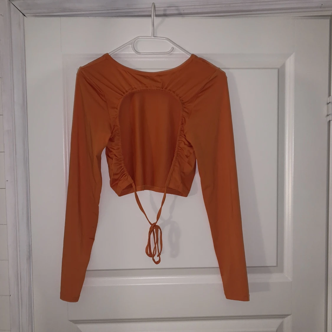 Orange crop top med öppen rygg  - 90
