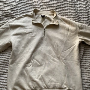 Stockholmstil - Krämfärgad och i storlek M. Fick den som present så den är helt ny.