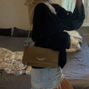 Zadig väska - Intressekoll på min Zadig väska, tecken på använd men i fint skick, kan tänkas bytas mot annan väska eller säljas . Nypris 3300❤️