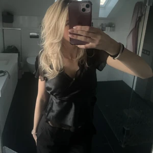 fest topp - Säljer denna jättefina fest topp i storlek 36! köpt för flera år sedan så går inte att få tag på men knappt använd💓💓