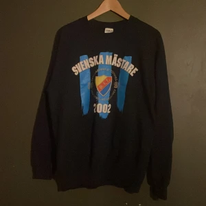 Djurgården vinnar sweatshirt 2002 - Dif tröja från vinståret 2002. Storlek M och i grymt skick.