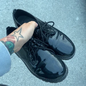 Lacksko - Snygga skor från Din sko, sparsamt använda, stl 37. Lack look. Hade jag ännu kunnat ha dom hade ja inte sålt dem. Tvättar av dom innan ev försändelse.