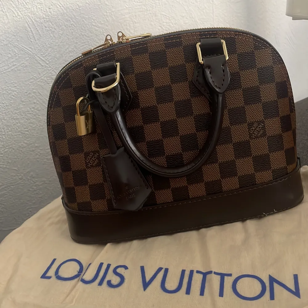 Säljer en Louis Vuitton väska A+ kopia, Äkta läder.  använd tre gånger men är i jätte fint skick. Pris kan diskuteras vid snabb affär! Hör av er för fler bilder :). Väskor.