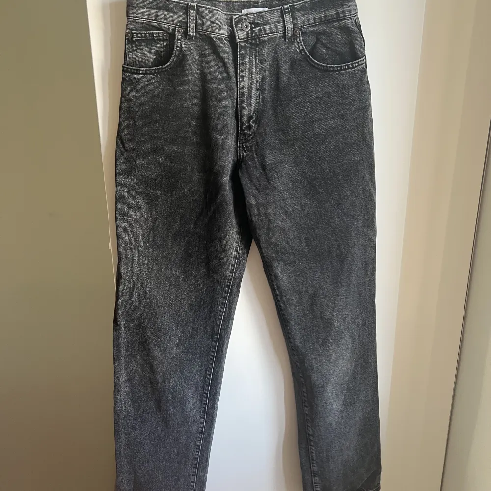 Säljer ett par woodbird leroy thum black jeans i väldigt bra skick. Storlek 29/32, ny pris 899 kr. Jeans & Byxor.
