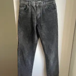 Säljer ett par woodbird leroy thum black jeans i väldigt bra skick. Storlek 29/32, ny pris 899 kr