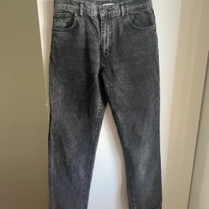 Svarta jeans - Säljer ett par woodbird leroy thum black jeans i väldigt bra skick. Storlek 29/32, ny pris 899 kr