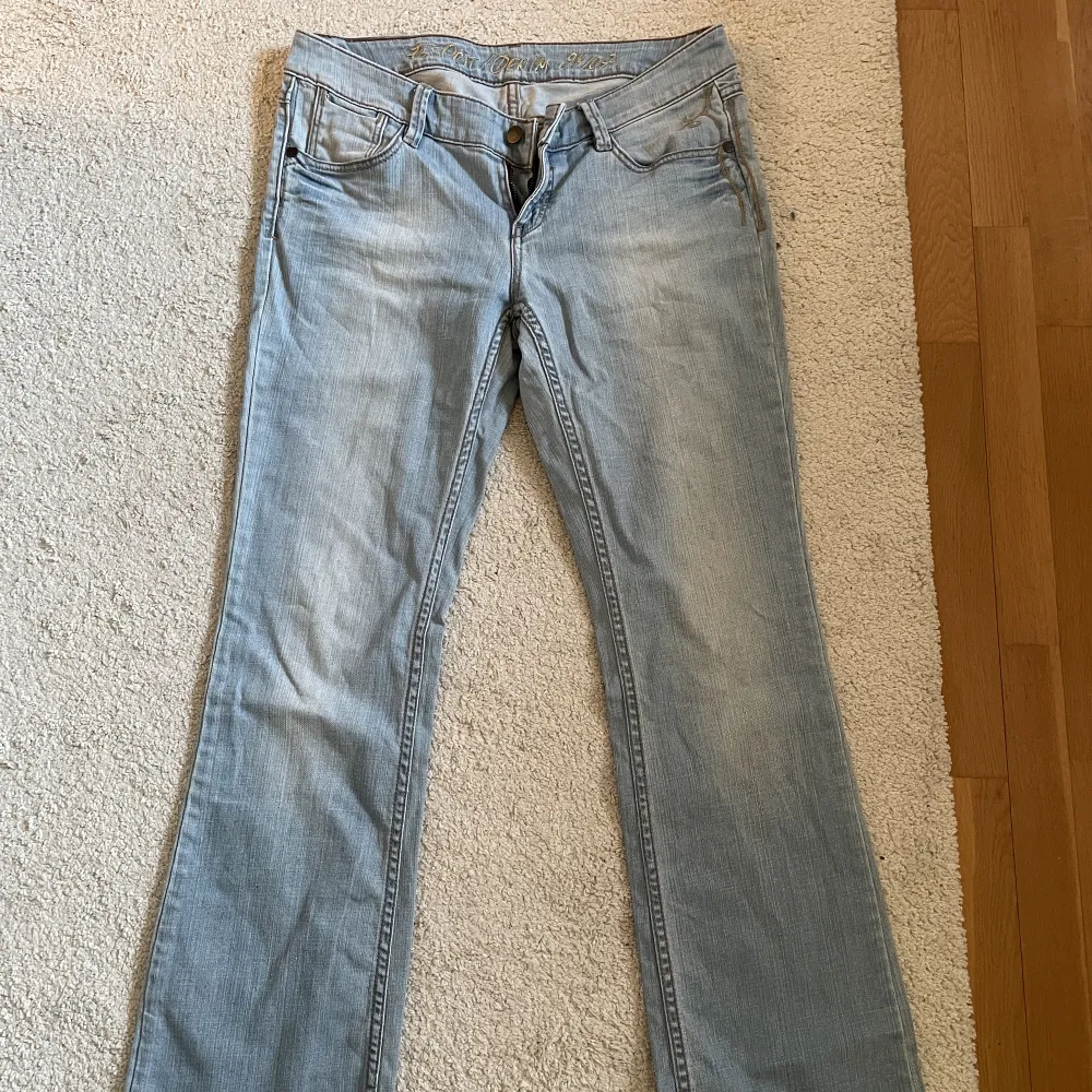 lågmidjade ESPRIT jeans som har vart använda 1 gång. 🩷jeansen har inga defekter och är i bra skick. det står 30/32 i jeansen men passar som en S/M. frakten är inklusive i priset.. Jeans & Byxor.