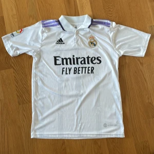 Gareth bale tröja säljes  - Säljer gareth bale tröja från säsongen 21/22. Storlek S / 176  Skick 9:10  Pris kan diskuteras PM