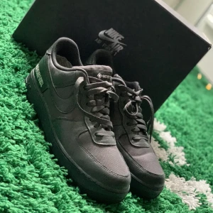 Nike air force Gore-Tex  - Säljer nu mina Nike Gore-Tex efter som att jag inte använder dom, aldrig använda jätte bra skick, har du frågor är de bara att skriva! Ny pris på dom är 2200kr men säljer dom bara för 1200