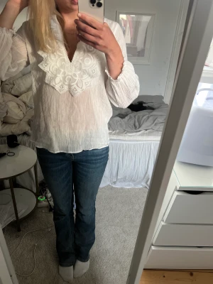 vit zara blus - jag säljer denna söta blusen för att jag har två likadana. denna är helt oanvänd. kontakta mig privat om ni vill ha mer information, och jag är flexibel när det gäller pris💕
