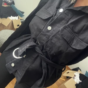 Svart jeansjacka - Svart jeansjacka från NAKDx Hanna Weig