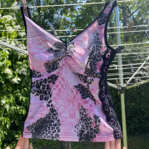 Y2K Topp - Bra skick, nästan aldrig använd, passar perfekt till sommaren då den är rätt så tunn med ett vackert spetts tyg på sidorna som komplimenterar. 