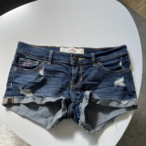Hollister shorts  - Säljer dessa shorts från Hollister då dem inte kommer till användning. Storlek: W23  Midjemått: 70 Sparsamt använda! Skriv vid fler frågor💗