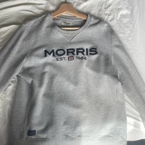 Morris tjocktröja - Säljer nu dessa tre Morris collegetröjor, storlek M på alla 3, 400 kr/styck. Skick 8-9/10. Priset är inte hugget i sten! 