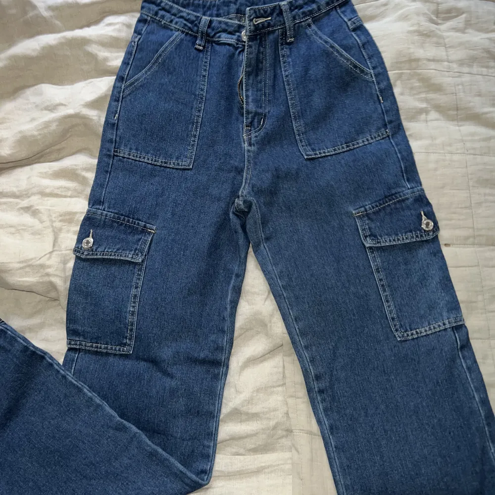 Cargo jeans blå. Aldrig använda. . Jeans & Byxor.