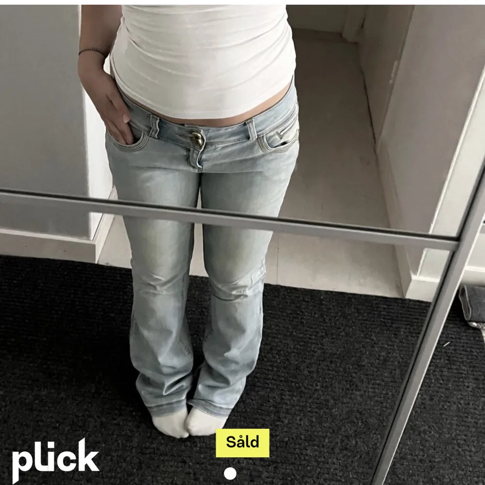 Säljer skitsnygga lågmidjade jeans. Köpta på Plick men va lite stora på mig. Strl ca. 38-40. Innerbenslängd 87cm🤍🤍. Jeans & Byxor.