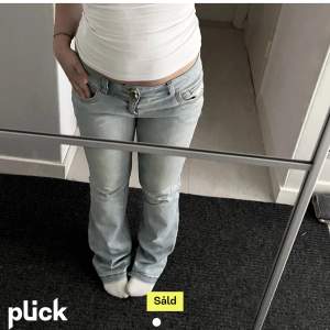 Säljer skitsnygga lågmidjade jeans. Köpta på Plick men va lite stora på mig. Strl ca. 38-40. Innerbenslängd 87cm🤍🤍