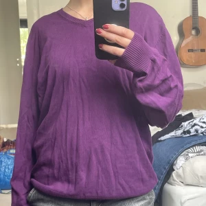 Lila vringad tröja - Använd några gånger men i bra skick!