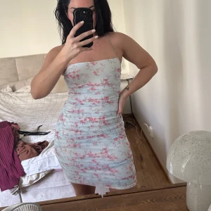 Klänning - Klänning från Nelly, använd vid 1 tillfälle. 