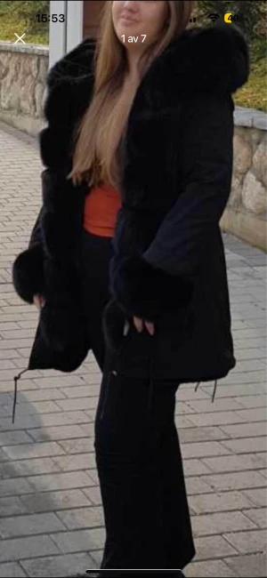 Vinter jacka - Säljer min super fina jacka köpt i butik Garoff. Den är endast använd några få gånger och är som ny köpt. Den är i storlek xxl men den är liten i storlek så jag skulle säga att den som har storlek Medium och uppåt skulle passa utmärkt i denna.   