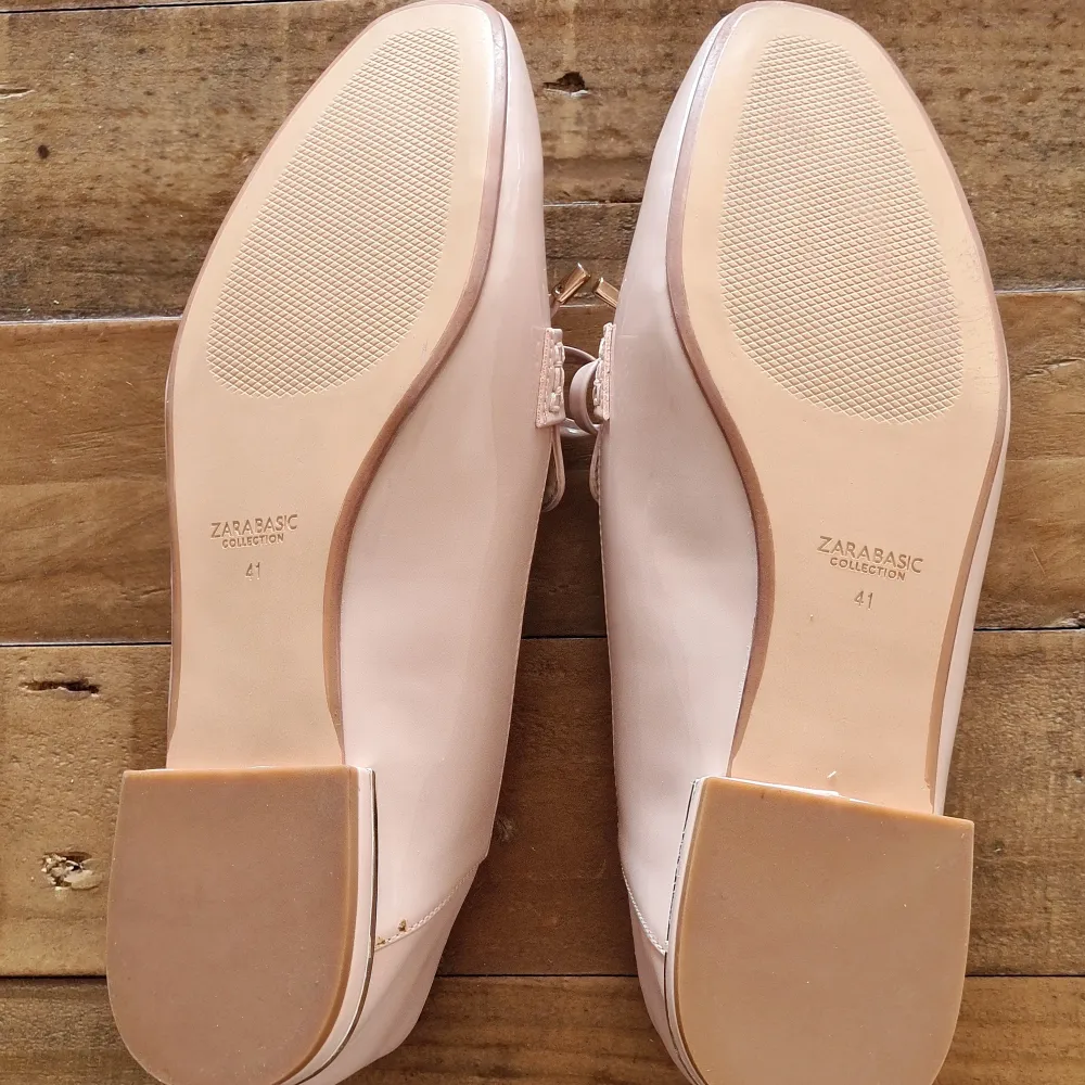Supersöta loafers i en dusty rosa färg. Använda 2 gånger. Från Zara basic collection. Skorna är i superskick. Nypris ca 800. . Skor.