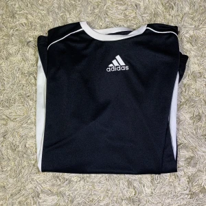 Adidas tröja  - Adidas träningströja i storlek M, fint skick 