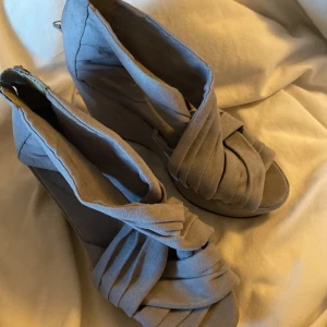 gråa klackar - klackar från h&m som knappt är använda!