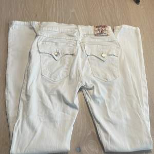 Skitcoola true religion jeans från Sellpy, storlek 24.Super bra skick. Modellen är skinny. Inga fläckar eller defekter. Skriv om du har frågor!❤️