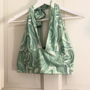 Topp  - Sommar topp i färgen turkos och storlek M 