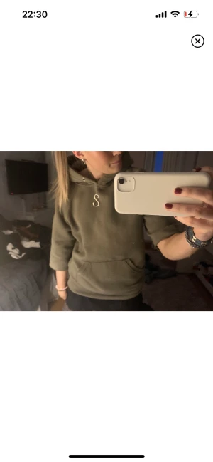 Grön hoodie med trekvartslånga armar  - Jätte snygg hoodie!!! Den har trekvartslånga armar!! Skriv om ni undrar något eller är intresserade❤️