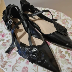 ballerinaskor - svarta, spetsiga ballerinaskor från Zara i storlek 38 med blom-detaljer! perfekta som bal/festskor! fraktar eller möts i umeå!