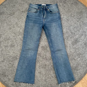 Zara lågmidjade jeans  - Dessa jeans sitter så otroligt bra och är jätte fina, men dom är tyvär alldeles för korta för mig.   Jag är ungefär 168cm