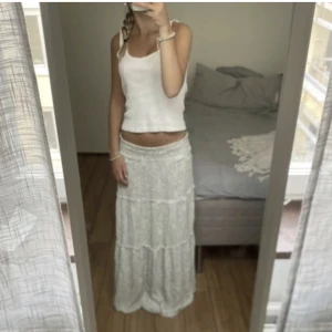 Långkjol - Säljer denna mönstrade långkjol. Längden är 105, men på bilden har jag vikt upp den lite. Har du någon fråga är det bara att höra av sig🫶🏻 Direktpris är 500