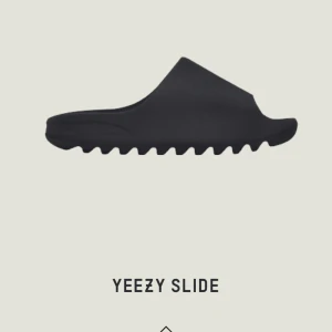 Yeezy slide  - Har 3 par yeezy slide onyx i storlek 42✅. Kvitto finns för alla par 🧾. Priset kan sänkas god köp av flera💵 har man några frågor är det bara att höra av sig 😁