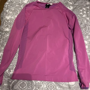 En träningströja från h&m - En rosa skön träningströja från h&m. Den är i storlek s och flexibel. Säljer den för 50kr plus frakt 