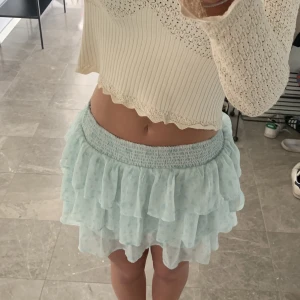 Blå volang kjol - Söt kjol till sommaren. Kollar intresset💕Jag är 168  Köp direkt för 300kr!!