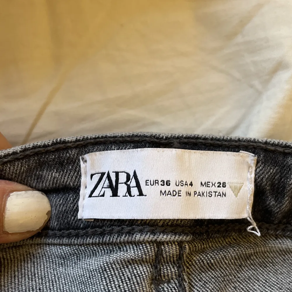 Säljer mina super snygga gråa bootcut jeans med hål från Zara, i storlek 36. Jag är 167 cm lång och dem är lite långa för mig. Dem är stretchiga i materialet och super sköna!!🥰. Jeans & Byxor.