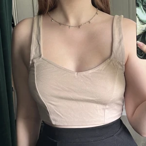 Beiget linne - Beiget linne i storlek S från Gina Tricot! Endast använd cirka 1-2 gånger☺️