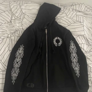 Chrome hearts hoodie (Äkta) - Riktigt steal. Authentic och har själv legit checked, men om due osäker kan jag skicka mer bilder så kan du själv legit check. Kvittot från og köpare. Knappt använd me jättesmå flaws(Fråga om bild)  Skriv dm vid frågor no lowball