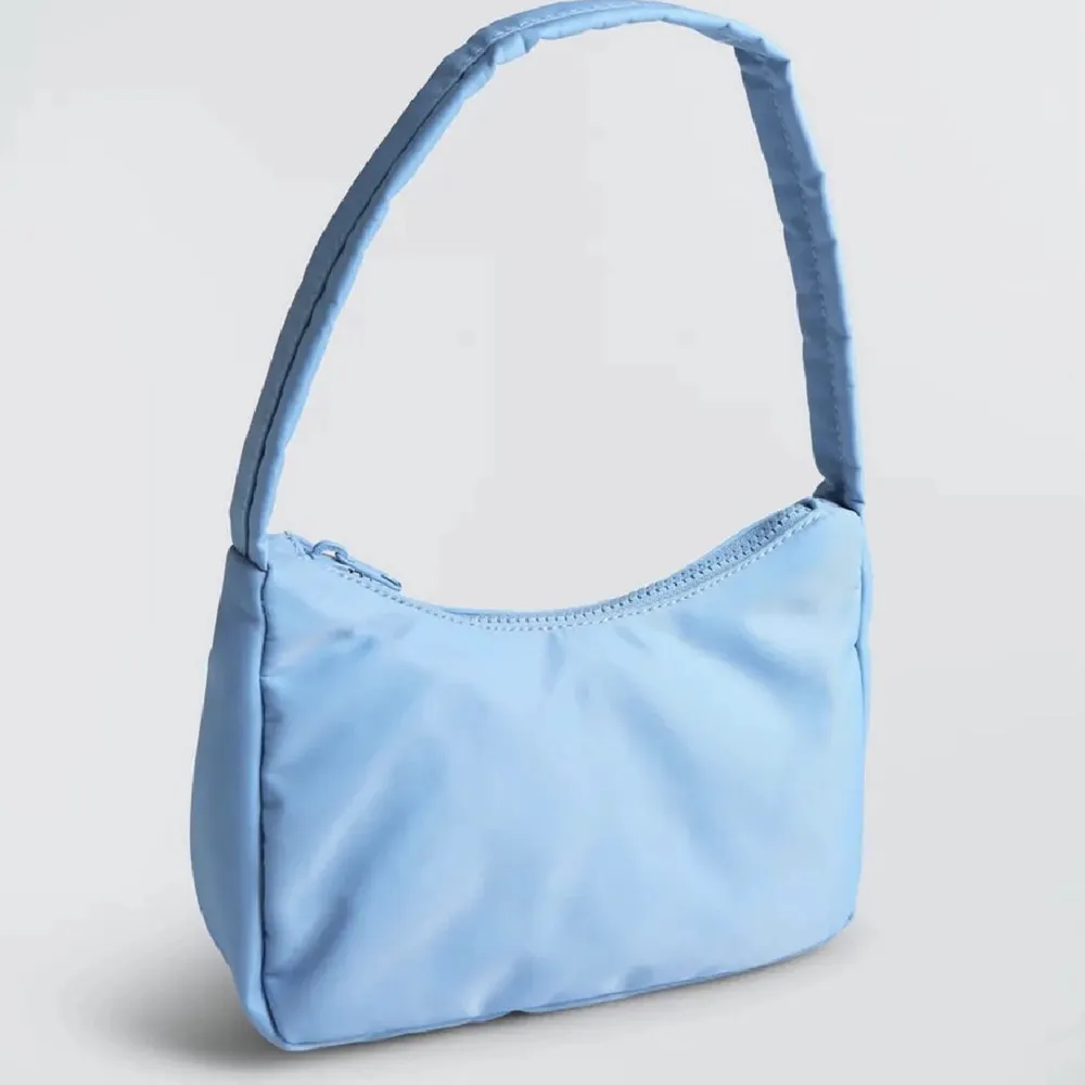 En fin blå väska ifrån ginatricot💘. Väskor.
