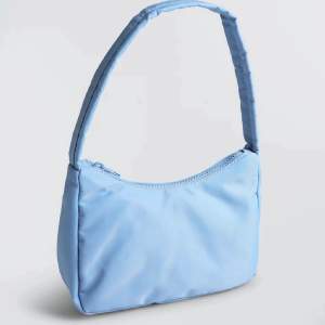 En fin blå väska ifrån ginatricot💘