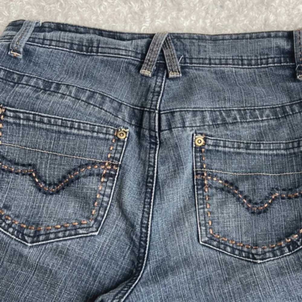 Supersnygga bootcut jeans !  Använda två gånger, superbra skick. Midjemått: 35,5 (tvärs över). Innerbenslängden: 79 cm 💙 50kr rabatt vid köp av två plagg!. Jeans & Byxor.