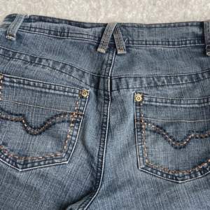 Supersnygga bootcut jeans !  Använda två gånger, superbra skick. Midjemått: 35,5 (tvärs över). Innerbenslängden: 79 cm 💙 50kr rabatt vid köp av två plagg!