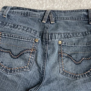 Lågmidjade bootcut jeans  - Supersnygga bootcut jeans !  Använda två gånger, superbra skick. Midjemått: 35,5 (tvärs över). Innerbenslängden: 79 cm 💙 50kr rabatt vid köp av två plagg!
