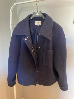 Kappa  - Jätte fin kappa från nakd strlk 40 men passar dem med strlk 34 om man vill ha den lite oversized!  Fint skick inga skador osv.  Ny pris 799 men säljer för 400. ( priset kan diskuteras)  