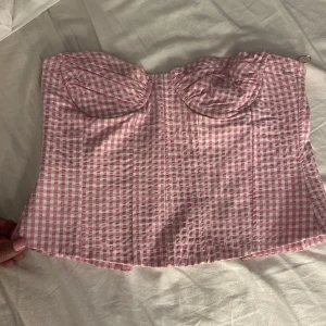 Zara topp - Säljer denna superfina HELT OANVÄNDA topp från zara!! Superfin till sommaren. Den har ”korsett” knäppen på baksidan 
