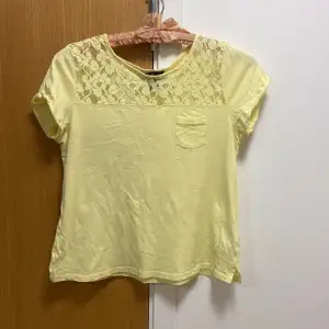 Söt gul t-shirt med spets! Snygg med lite bränna!💛 