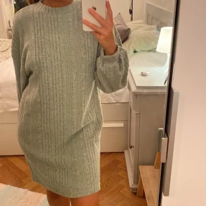 sweater dress - tjockare ljusgrön klänning:) köpte för stor för mig men den är fin med ett bälte till! 
