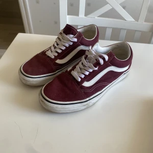 Vans  - Säljer mina vinröda vans då dom inte kommer till användning, använda ett fåtal gånger. Tvättas självklart innan de säljs. Storlek 38,5